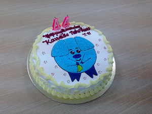 こちらがそのケーキ。丸々としたブタは縁起の良い動物なんだとか…。