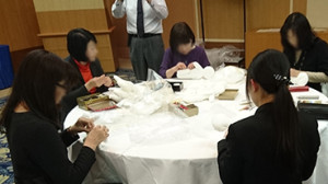 手前、右側の女性が日本 本社イチキンのインターンシップ実習生です。