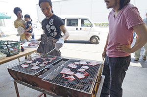 誰かが肉を焼き始めたら!?バーベキュー大会開始の合図。