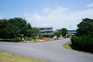 大垣養老高等学校。岐阜県では西濃エリア唯一の農業科を設置していることで知られています。